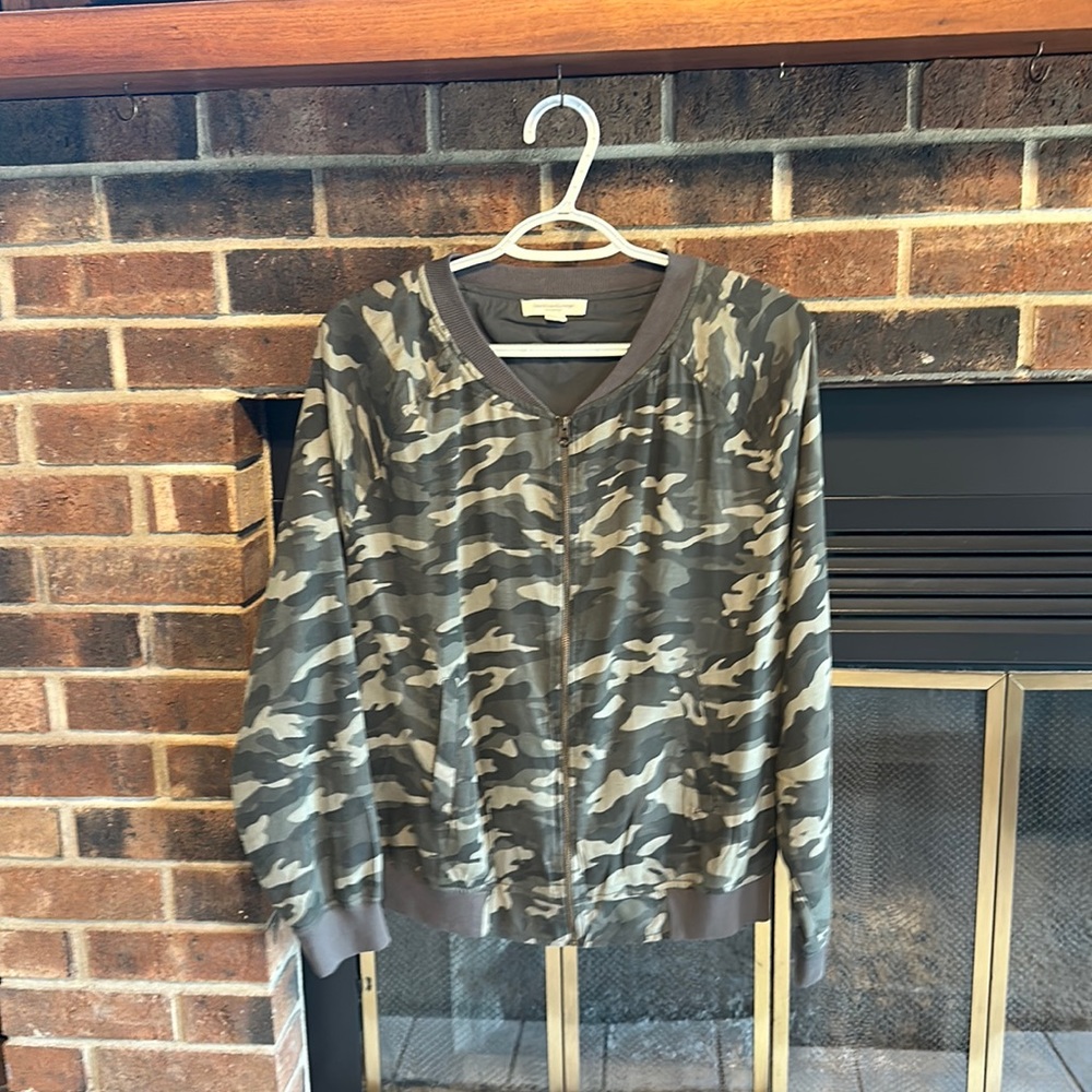 NWOT Camo Beach Lunch Lounge Jacket